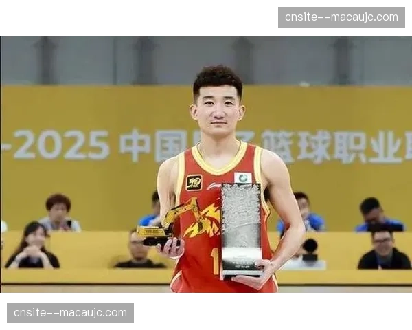 广厦核心孙铭徽右脚踝韧带撕裂，常规赛报销复出时间待定